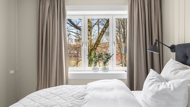 Her våkner du til et fredelig, grønt utsyn mot Halléenparken.