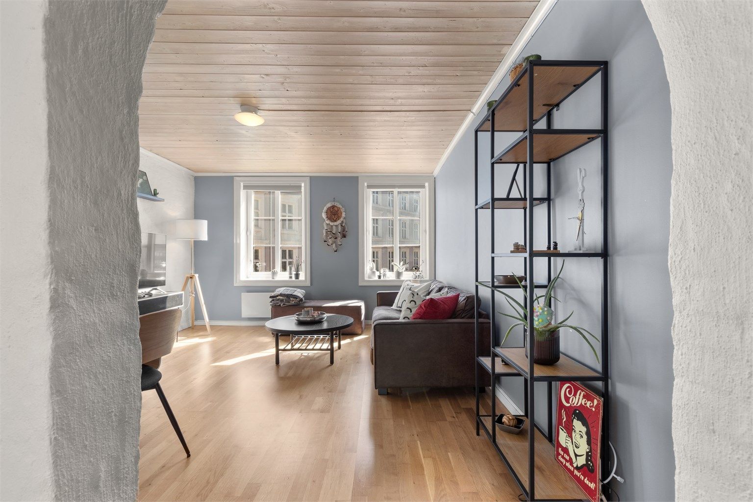 Store vindusflater som bidrar til at rommet bader i lys. 