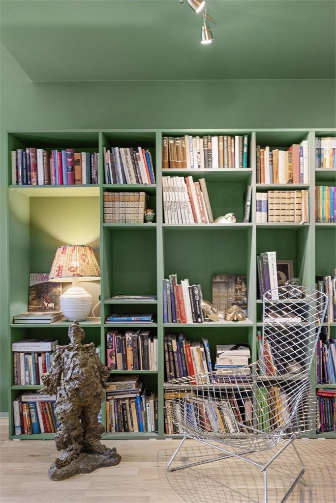 Bokhylle er malt i samme farge Calke Green fra FarrowAndBall som vegger og deler av tak