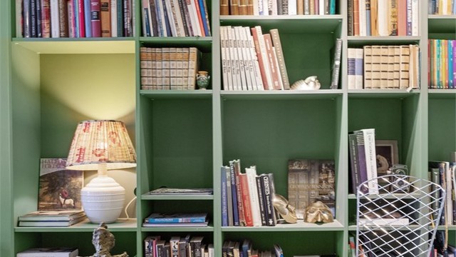Bokhylle er malt i samme farge Calke Green fra FarrowAndBall som vegger og deler av tak