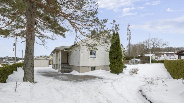 Eiendommen har en frittstående garasje og god plass for flere biloppstillingsplasser på tomten.