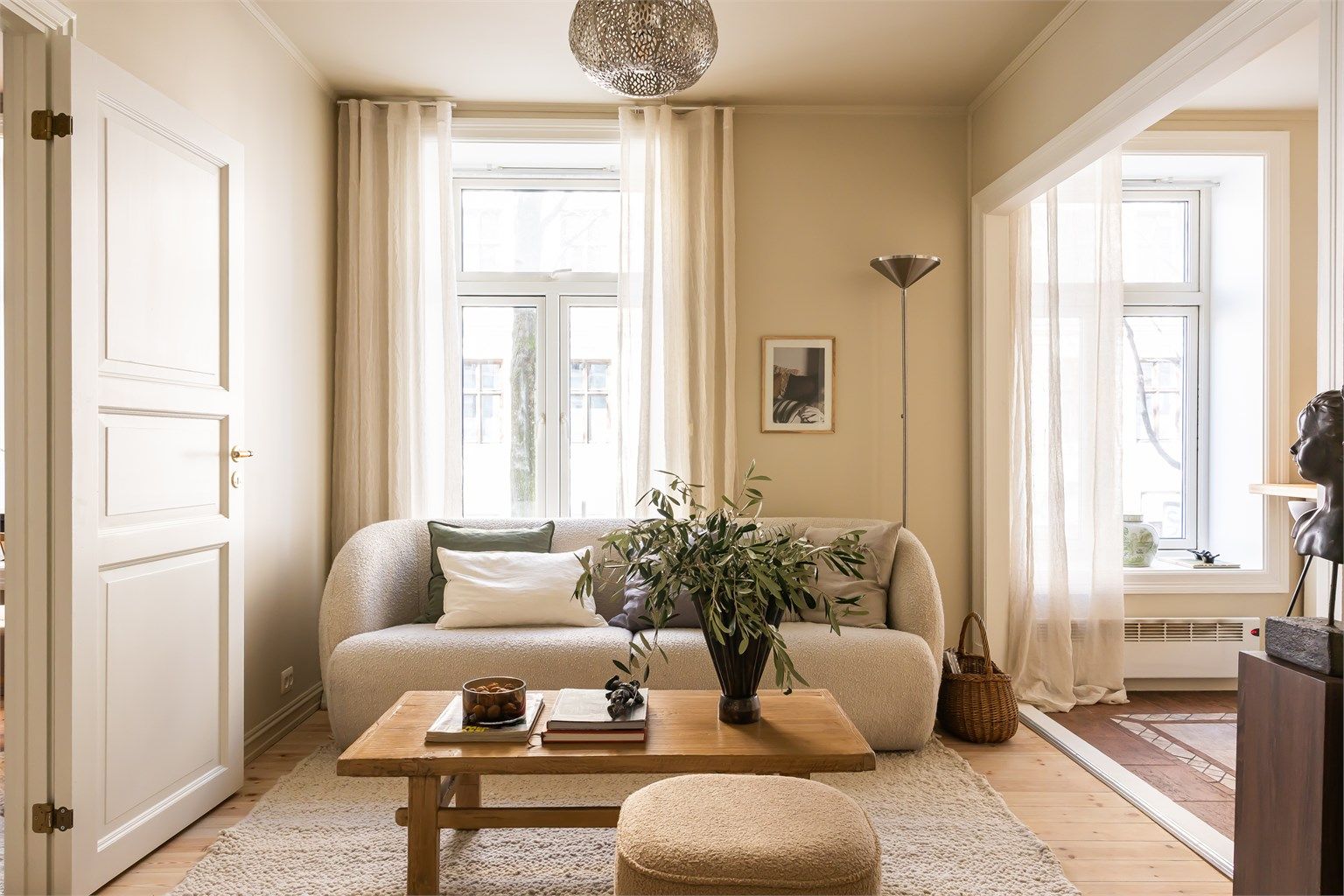 Leiligheten er gjennomgående med store vindusflater og dype karmer, har originalt tregulv og en praktisk planløsning.