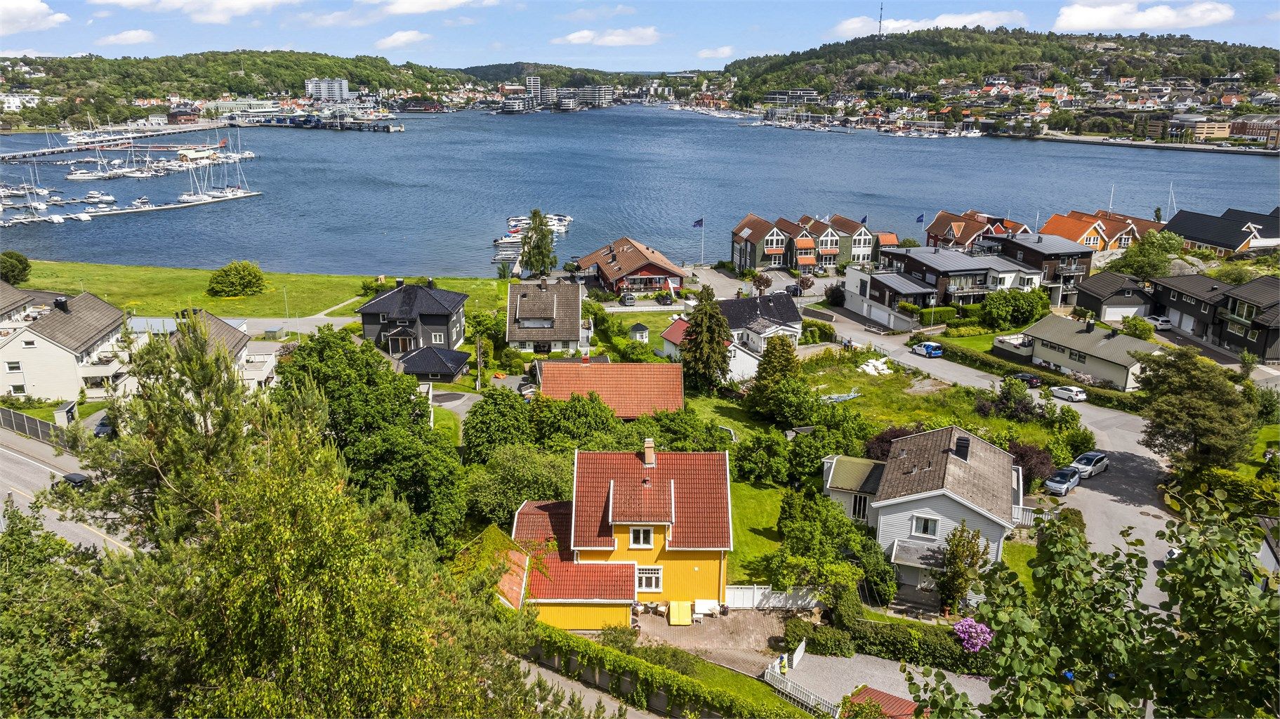 En sjarmerende enebolig med flott sjøutsikt, beliggende i umiddelbar nærhet til sentrum. [ Foto: Maciej Krzysztof Krawczyk ]
