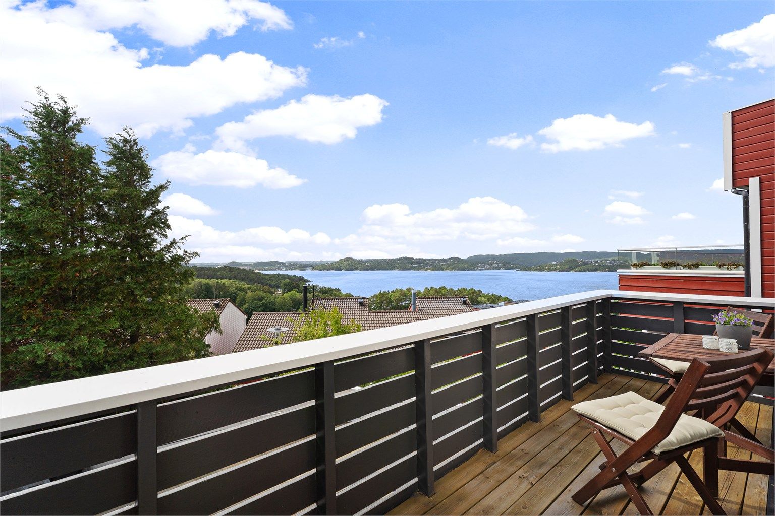 Fra stue/kjøkken har du utgang til en balkong med nydelig sjøutsikt. 