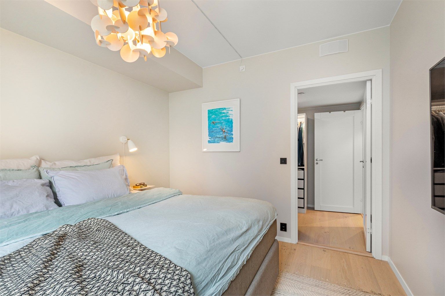 Direkte adkomst til praktisk walk-in closet, med svært gode oppbevaringsmuligheter