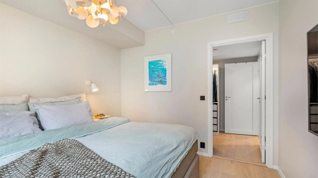 Direkte adkomst til praktisk walk-in closet, med svært gode oppbevaringsmuligheter