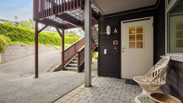 Leiligheten har adkomst via felles, overbygd inngangsparti.