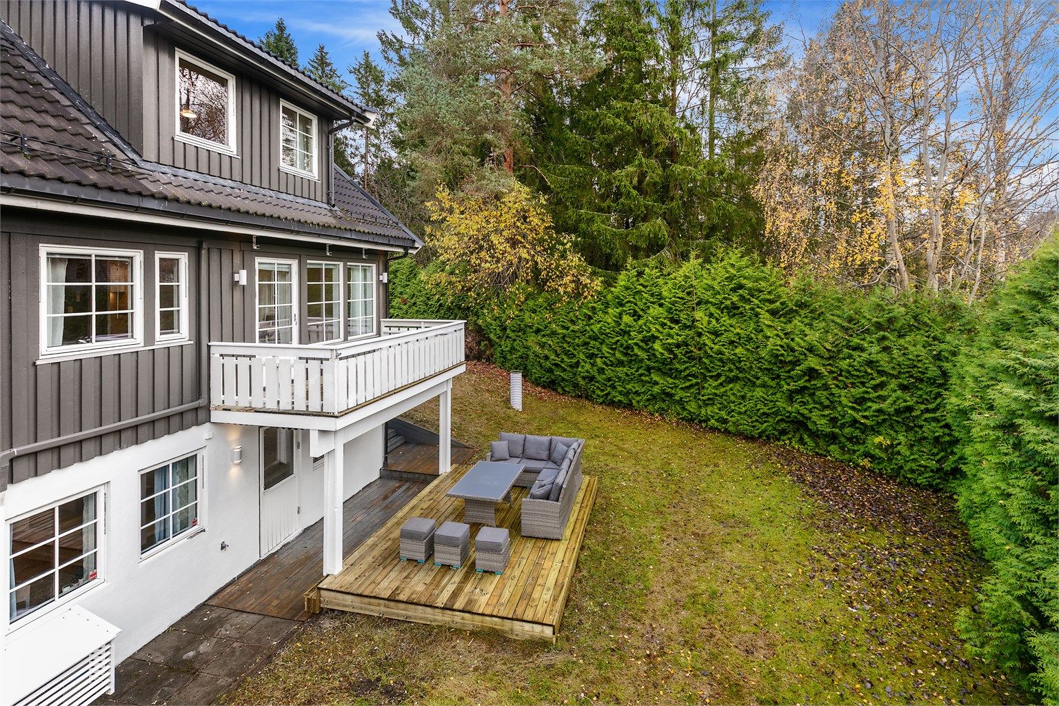 Stor uteplass med rom for masse aktiviteter.