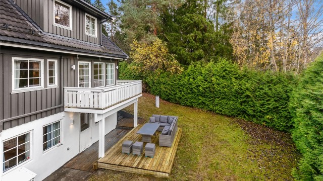 Stor uteplass med rom for masse aktiviteter.