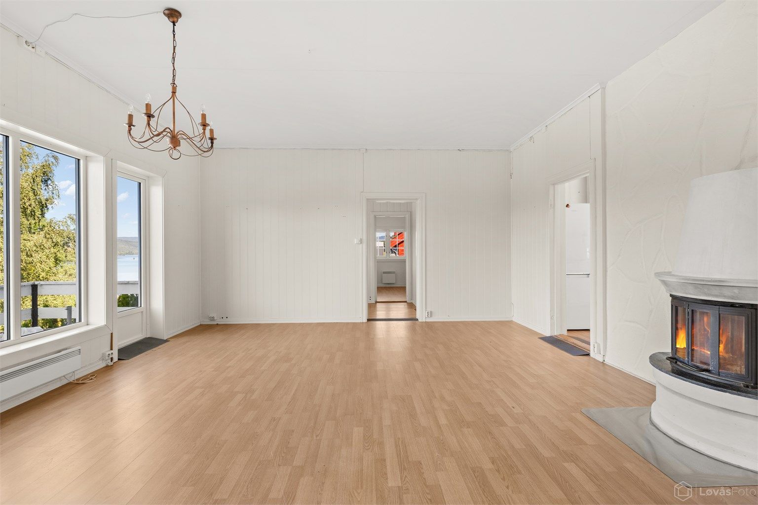 Stuen har god plass til sittegruppe og hyggelig innsyn til peisovnen.