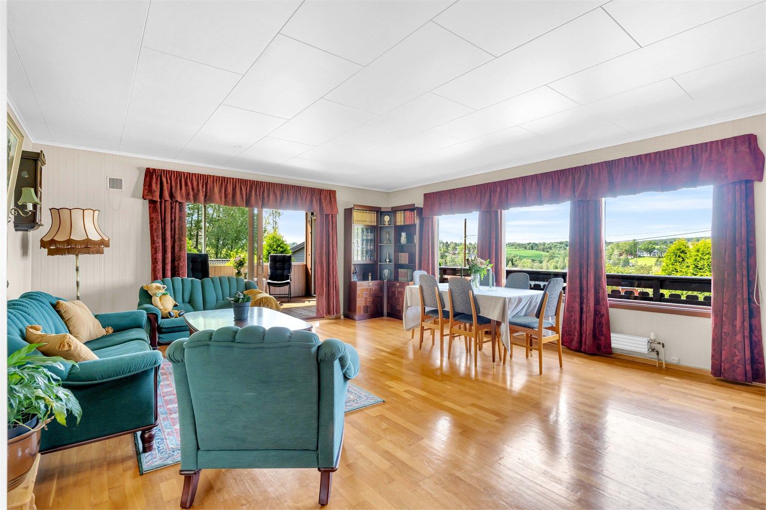 Stor og lys stue med god takhøyde og naturlig lysinnslipp. 