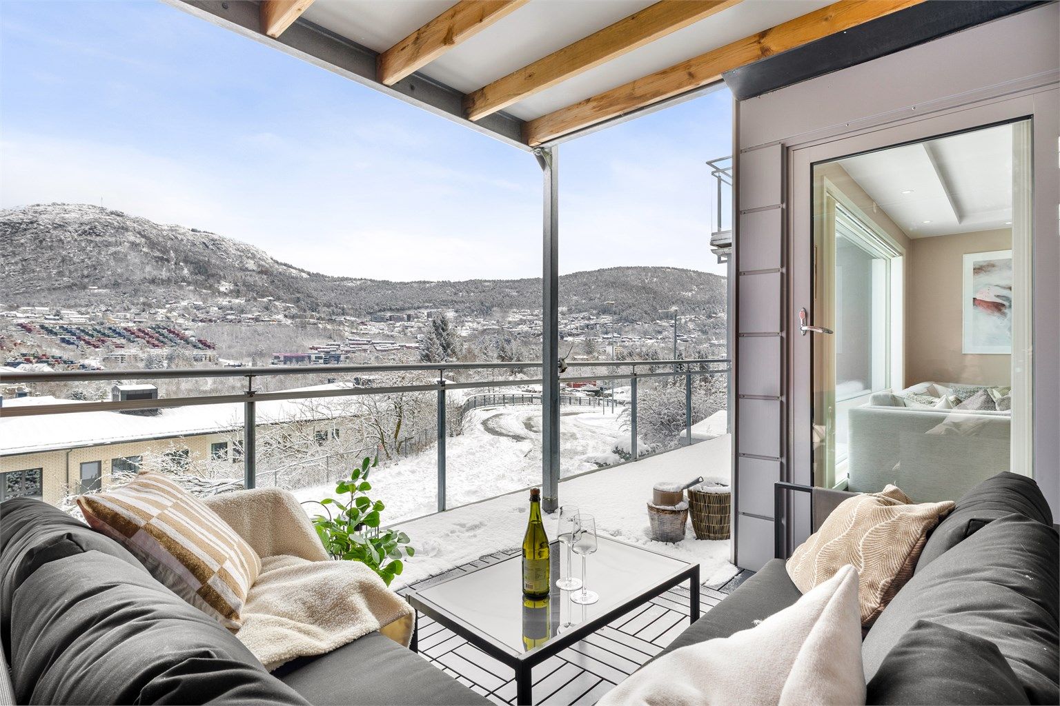 Balkongen er på 17m² og har fantastisk utsikt over Fyllingsdalen & Løvstakken. 