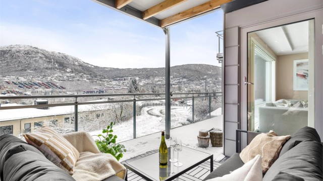 Balkongen er på 17m² og har fantastisk utsikt over Fyllingsdalen & Løvstakken.