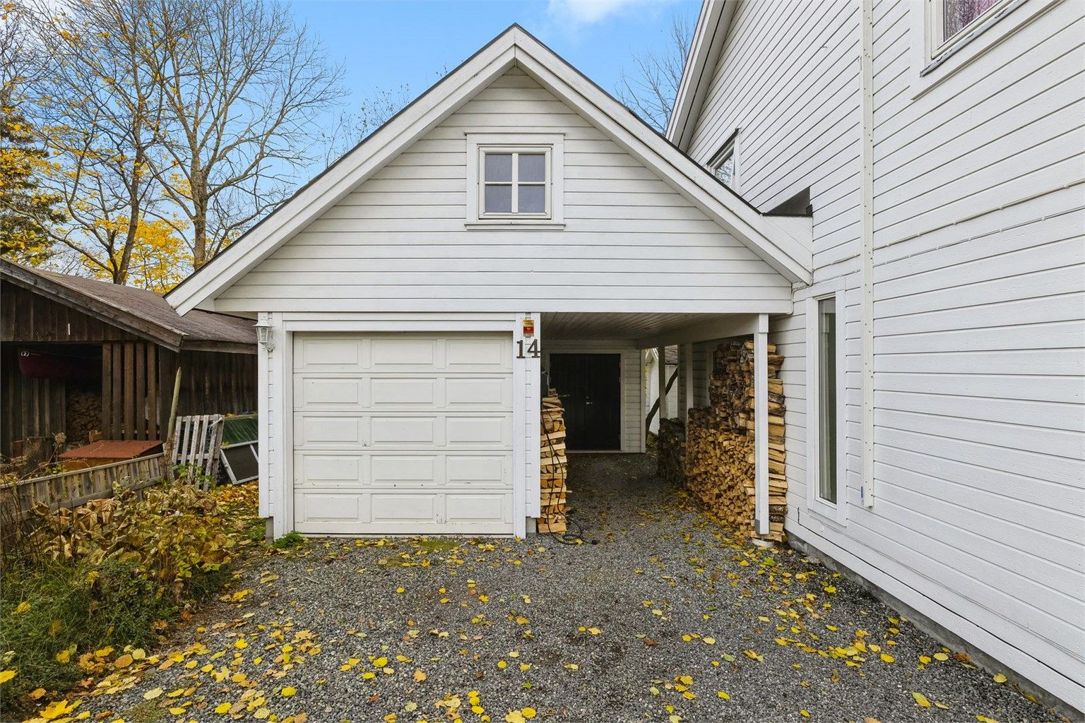 Parkering gjøres i en garasje med tilliggende bod og carport. Elbil-lader er montert

