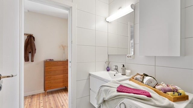 Bad med varmekabler og opplegg for vaskemaskin/tørketrommel
