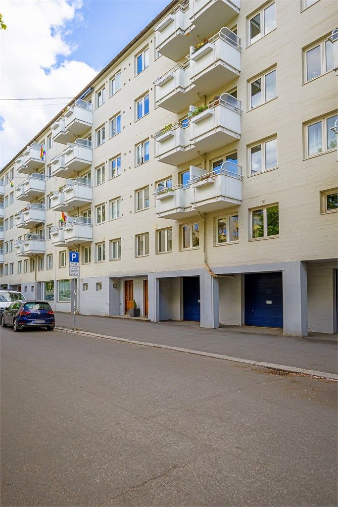 Bygget ble oppført i 1954 og har yttervegger i tegl- og murverk med pusset fasade.