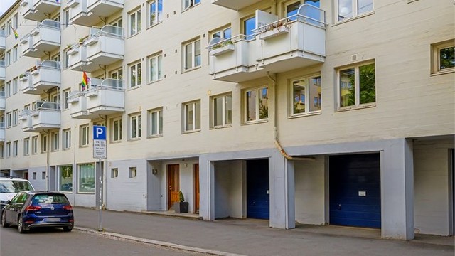 Bygget ble oppført i 1954 og har yttervegger i tegl- og murverk med pusset fasade.