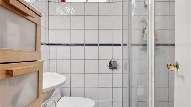 Badet i sokkelleiligheten er helfliset, har gulvvarme og opplegg for vaskemaskin.