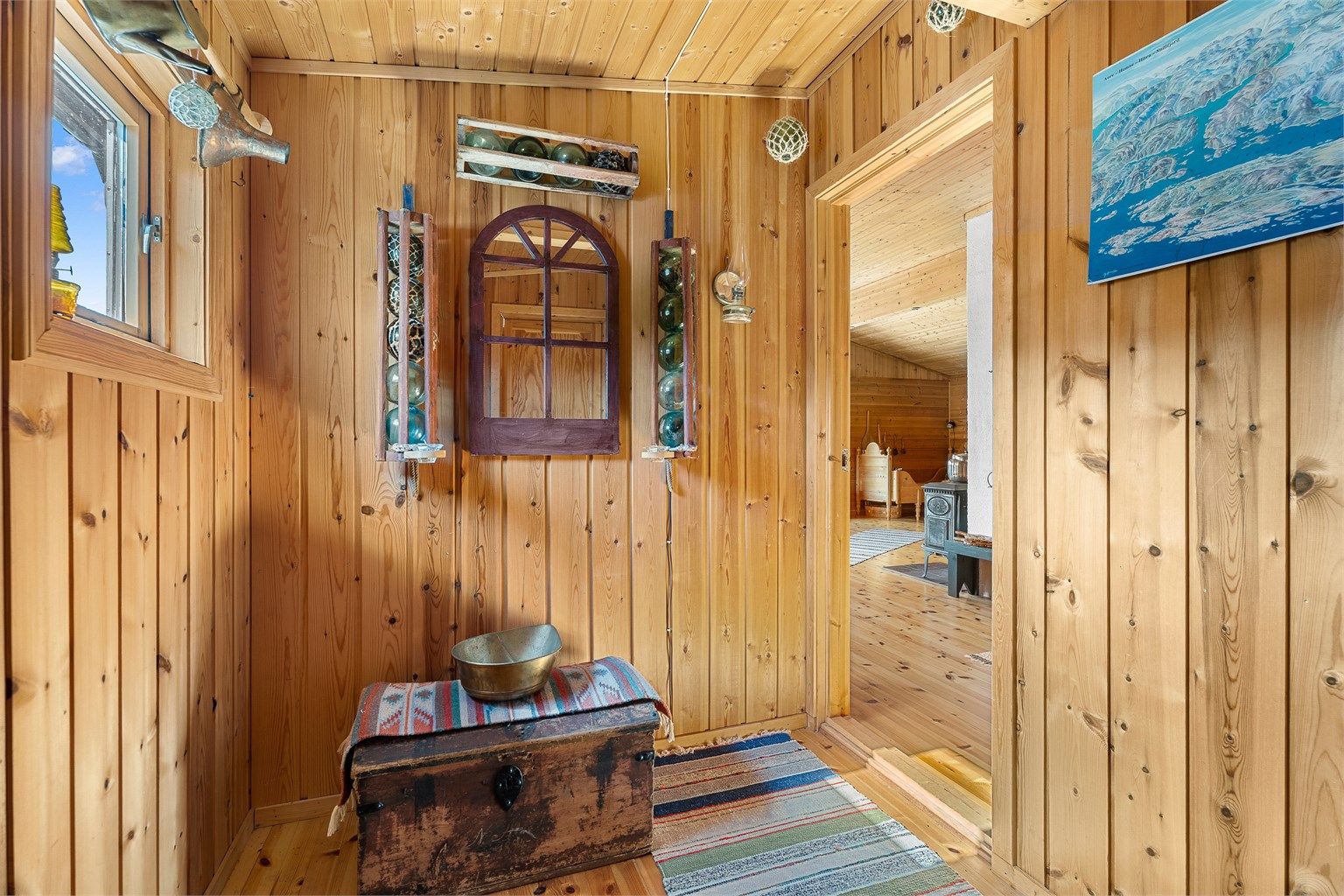 Koselig entré med klassiske hyttedetaljer og god plass til oppbevaring av yttertøy og sko. 