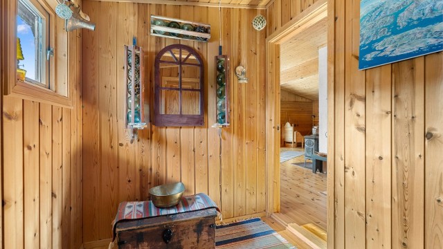 Koselig entré med klassiske hyttedetaljer og god plass til oppbevaring av yttertøy og sko.