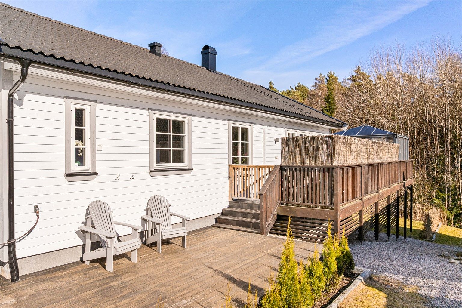 Rundt boligen er det gode solforhold dagen gjennom, sommerstid fra tidlig morgen til sen kveld.