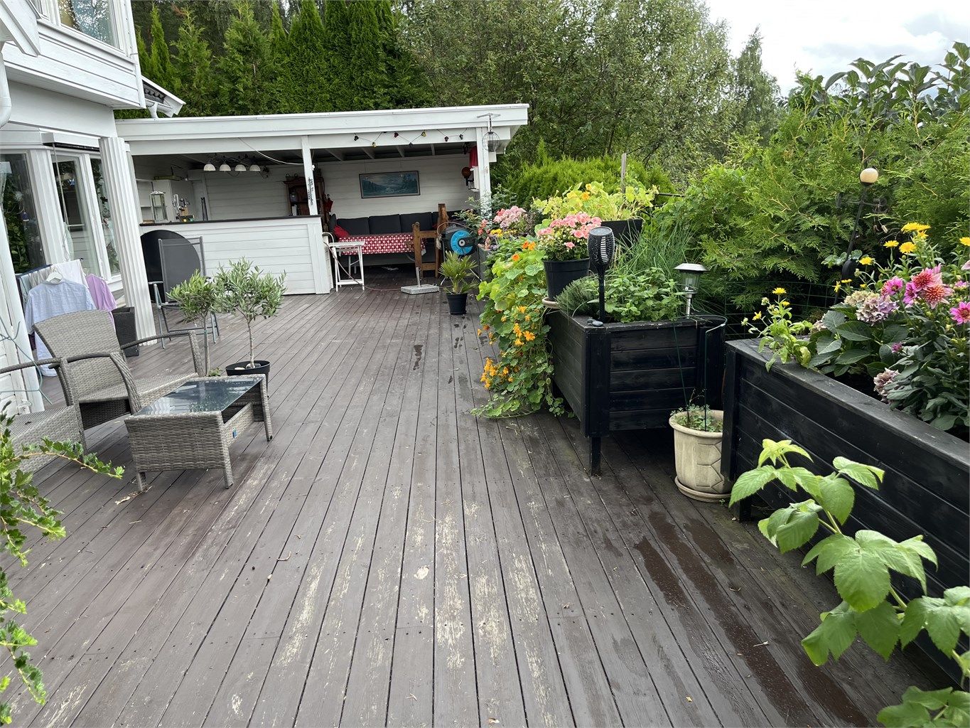 Stor markterrasse på ca. 85 kvm med god plass til utemøbler. Deler av terrassen er overbygget. Overbygget er ikke byggesøkt hos kommunen.