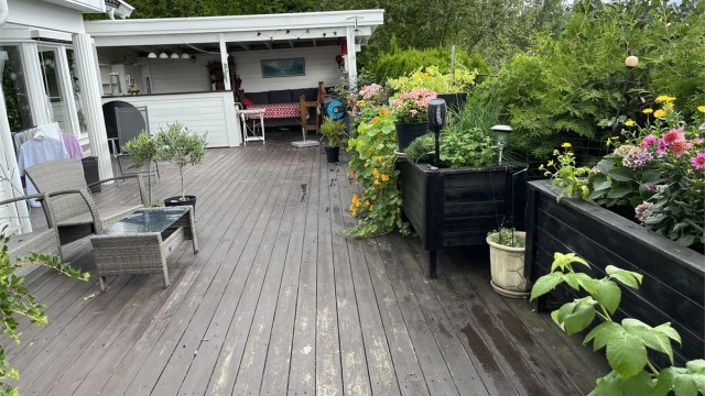 Stor markterrasse på ca. 85 kvm med god plass til utemøbler. Deler av terrassen er overbygget. Overbygget er ikke byggesøkt hos kommunen.