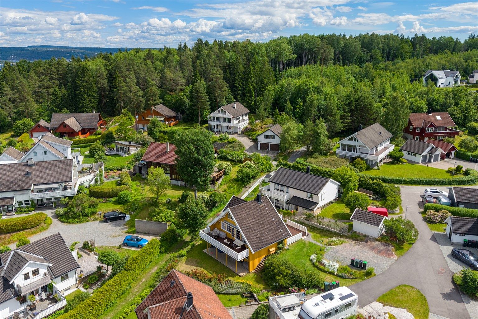 Gruset gårdsplass ved boligen 
