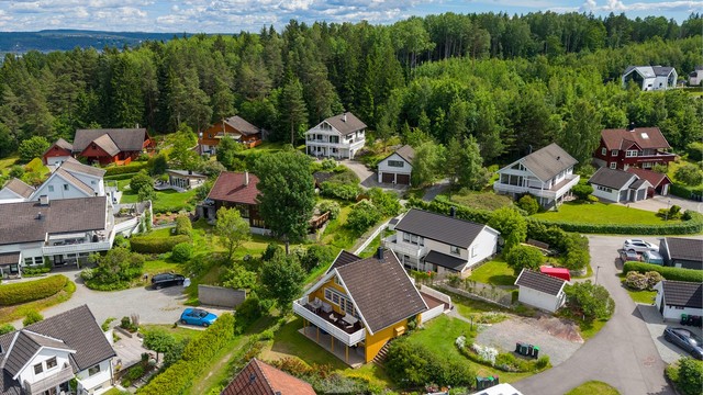 Gruset gårdsplass ved boligen