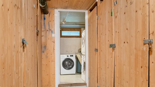 Leiligheten disponerer 2 boder og har tilgang til felles vaskekjeller, der man kan ha sin egen vaskemaskin.
