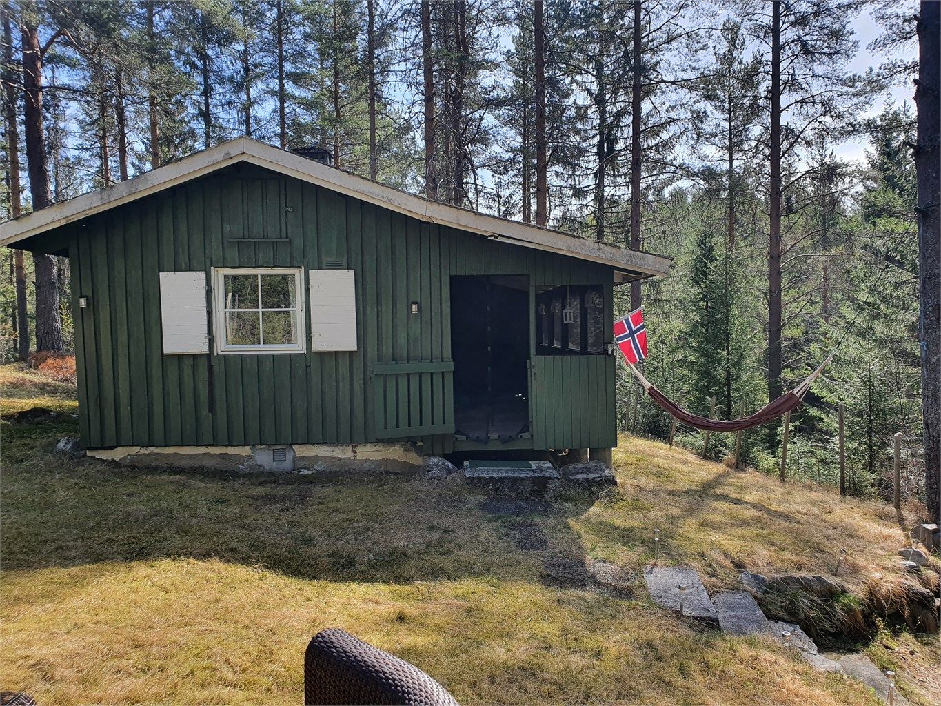 Hytta er på 22 kvm og har en overbygget veranda på ca. 11 kvm