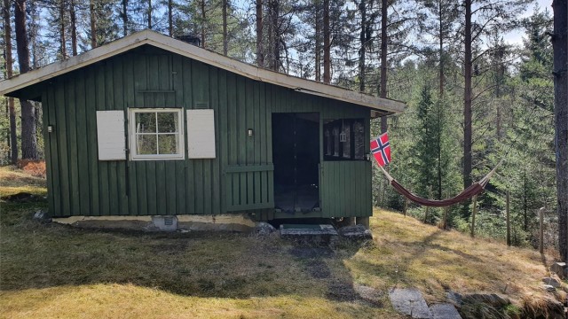 Hytta er på 22 kvm og har en overbygget veranda på ca. 11 kvm