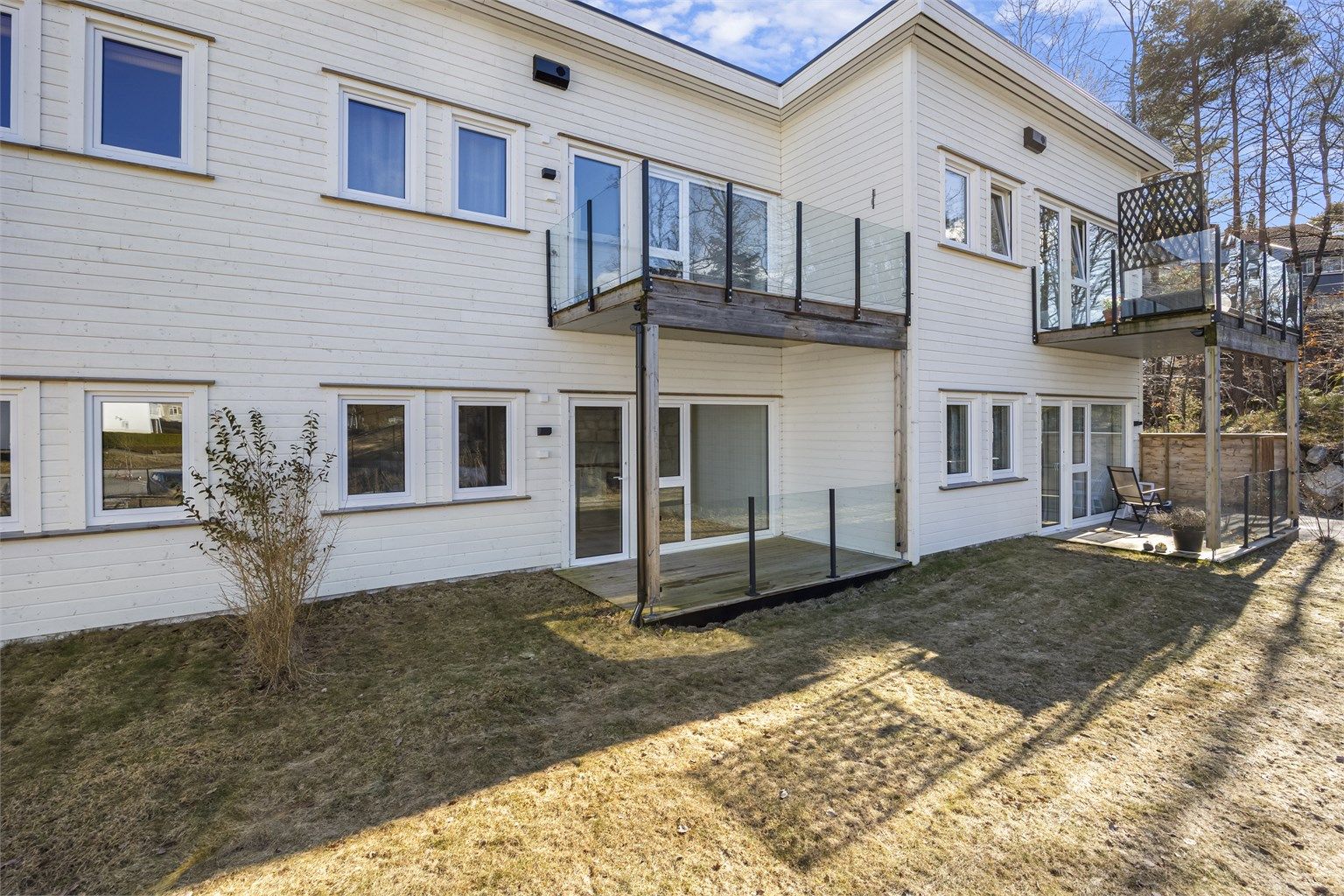 Det er pen og lettstelt beplantning på utearealene.