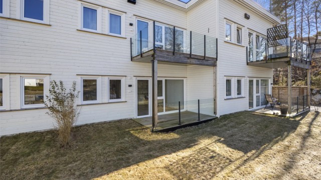 Det er pen og lettstelt beplantning på utearealene.