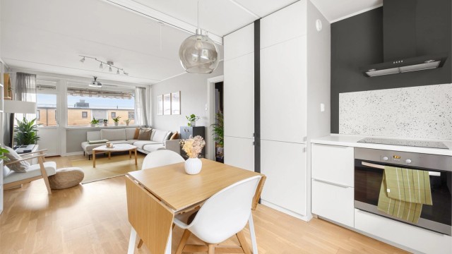 Kjøkkeninnredningen fra 2014 har slette fronter og integrerte hvitevarer.