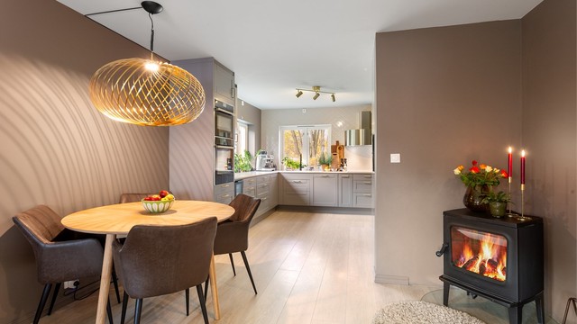 Fra spisestuen er det en sømløs overgang til det velutstyrte kjøkkenet.