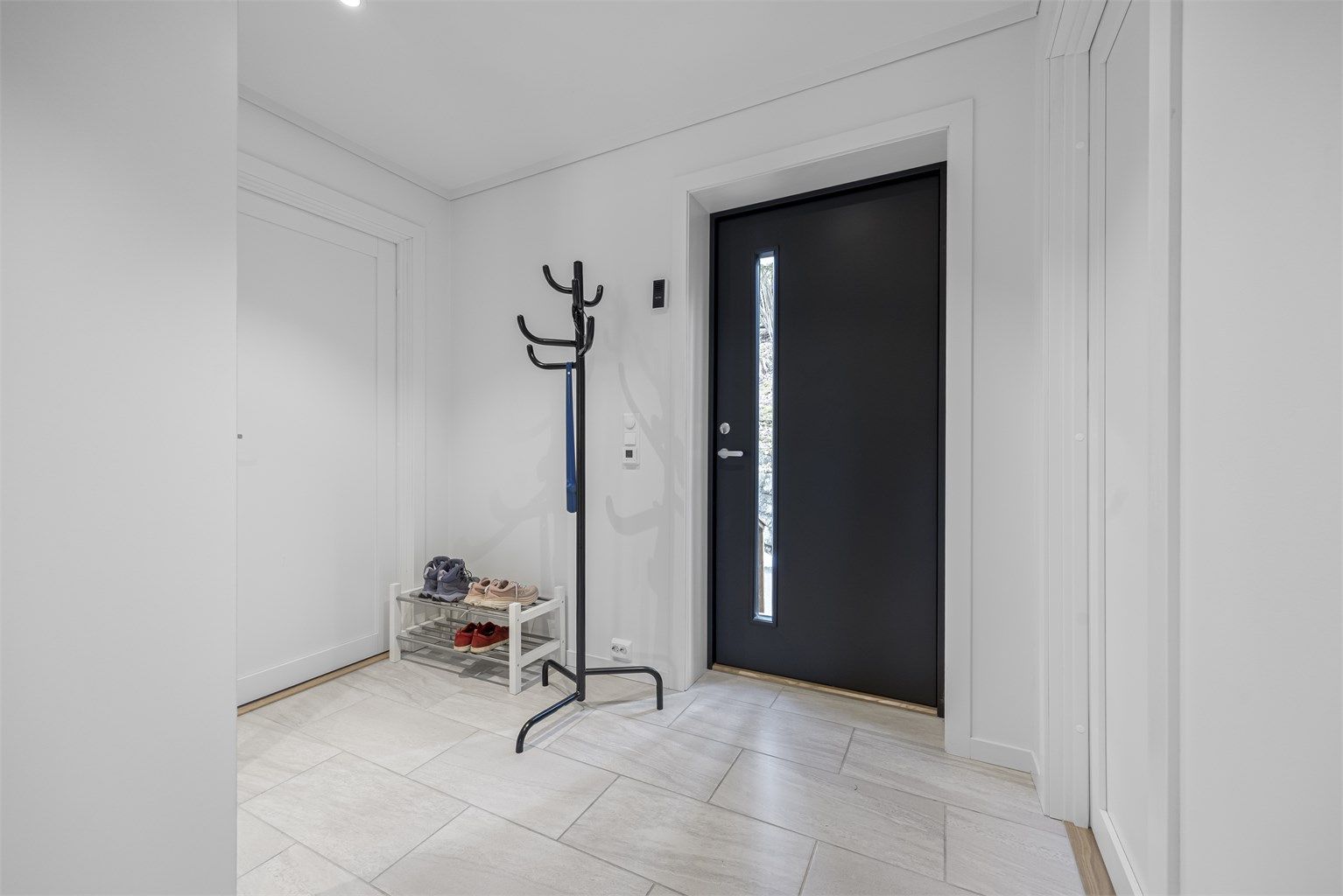 Velkommen inn! Det er fliser og varmekabler i entré.