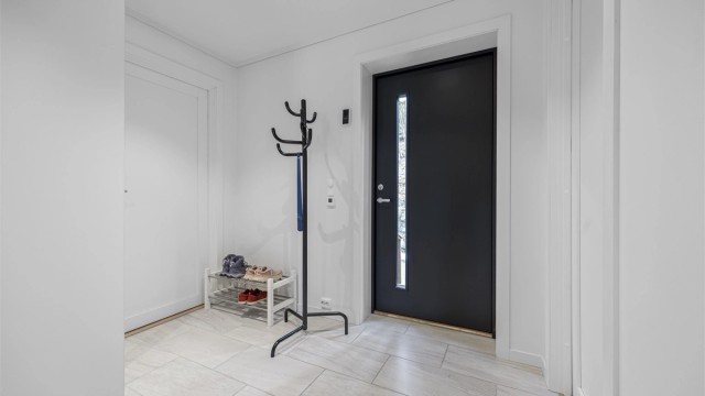 Velkommen inn! Det er fliser og varmekabler i entré.