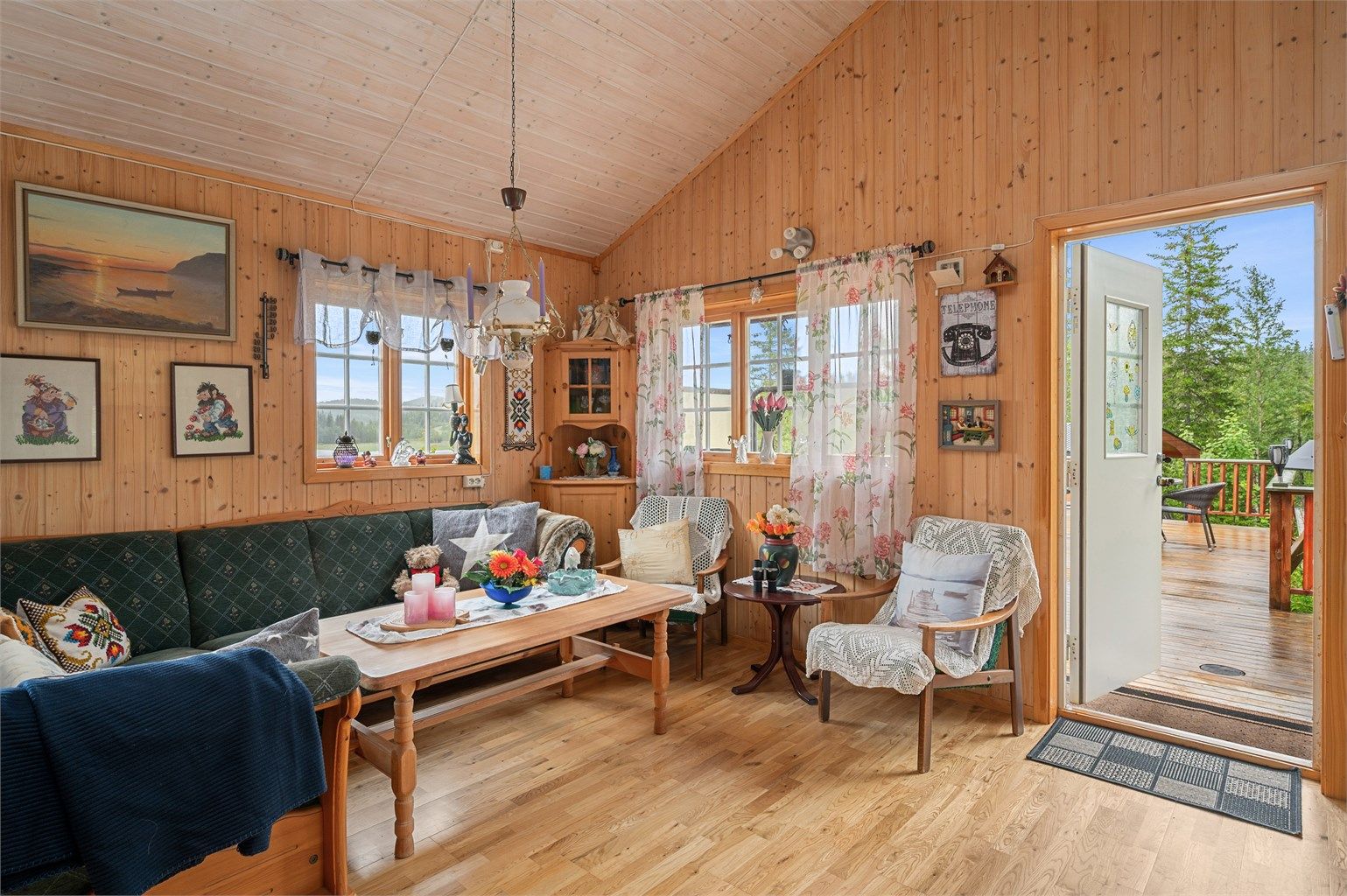 Fra stuen er det direkte utgang til terrassen, noe som skaper en naturlig overgang mellom inne og ute.