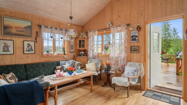 Fra stuen er det direkte utgang til terrassen, noe som skaper en naturlig overgang mellom inne og ute.
