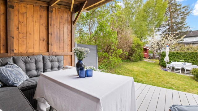 Her er det god plass til en romslig sittegruppe for sosiale lag.