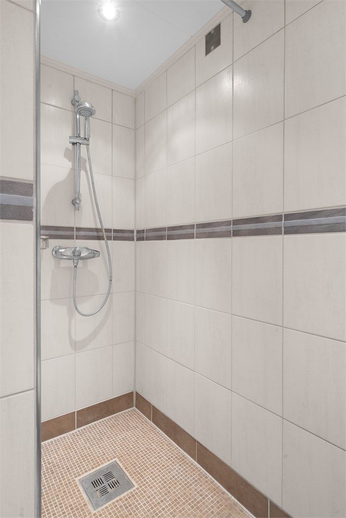 Dusjnisje på bad i u-etg. Dette er en utvidelse av badet hvor areal er innlemmet fra opprinnelig del av bod. (Ikke omsøkt eller godkjent til varig opphold)