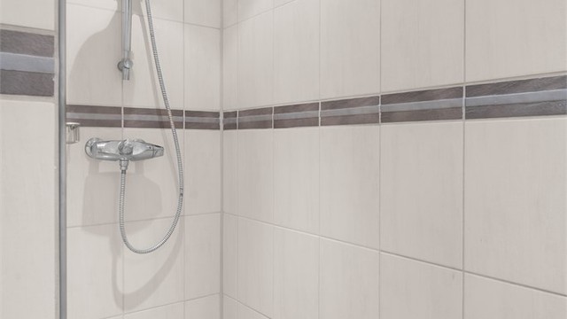 Dusjnisje på bad i u-etg. Dette er en utvidelse av badet hvor areal er innlemmet fra opprinnelig del av bod. (Ikke omsøkt eller godkjent til varig opphold)