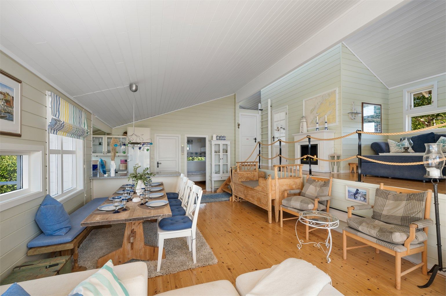 Stuen har god plass til sofagruppe med tilhørende TV-møblement og stor spisegruppe. 