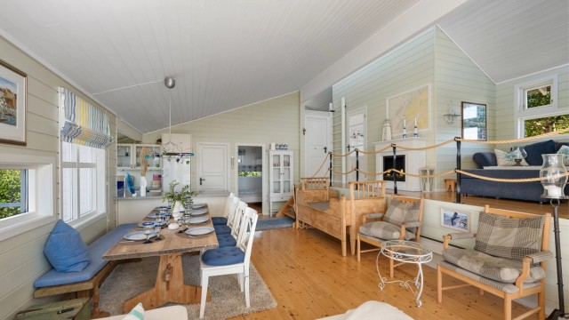 Stuen har god plass til sofagruppe med tilhørende TV-møblement og stor spisegruppe.