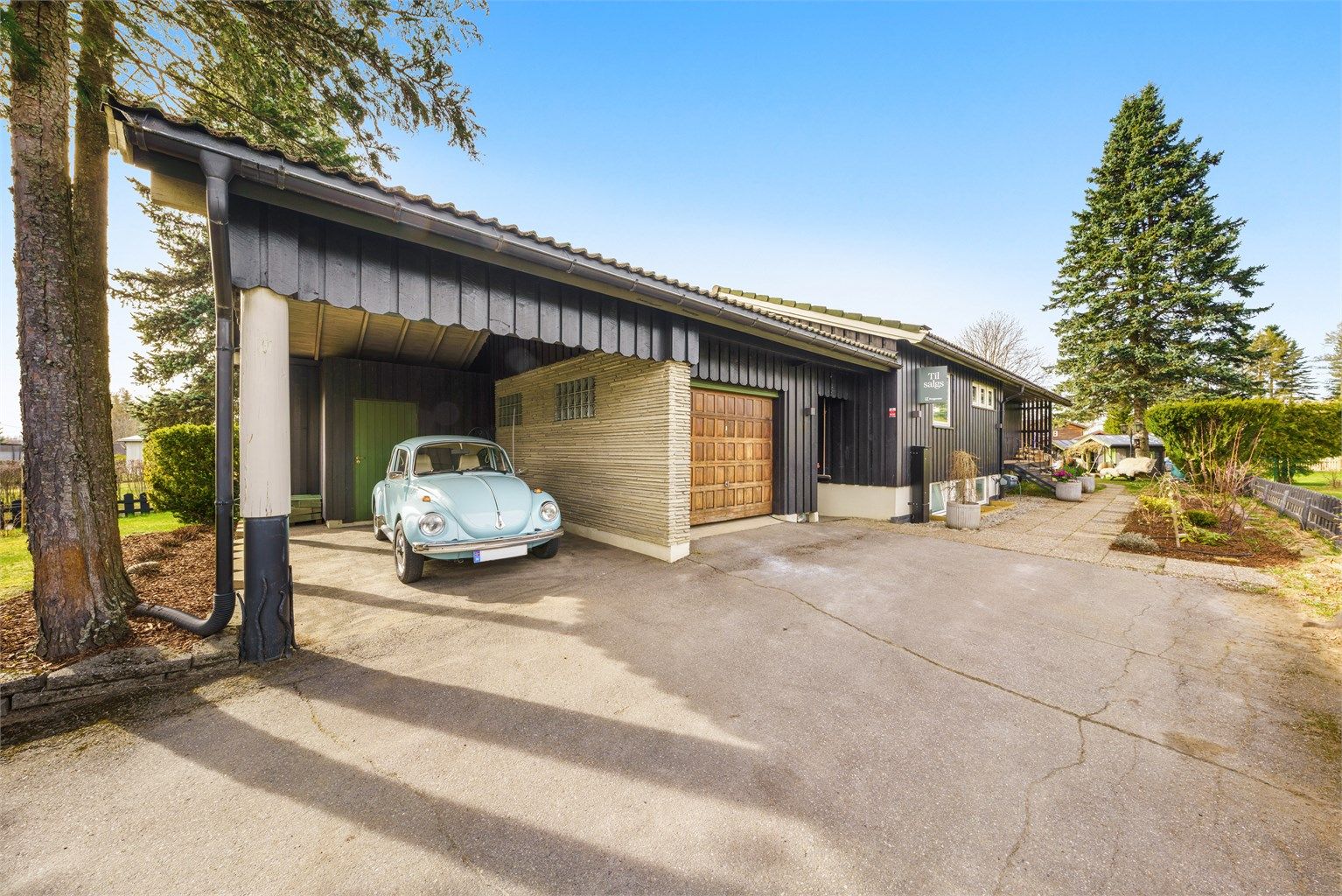 Parkering i garasje, carport og på asfaltert gårdsplass.