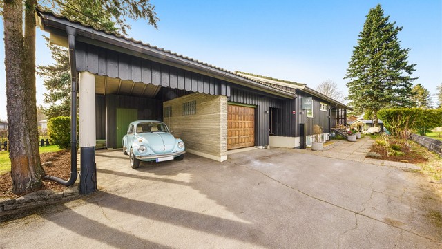 Parkering i garasje, carport og på asfaltert gårdsplass.