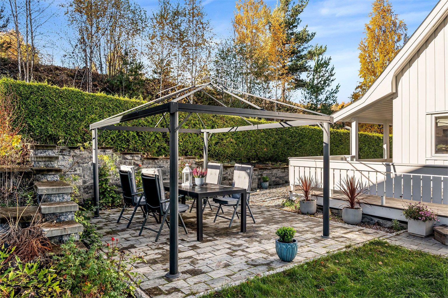 Platting med pergola. En flott og skjermet uteplass. 
