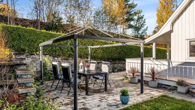 Platting med pergola. En flott og skjermet uteplass.