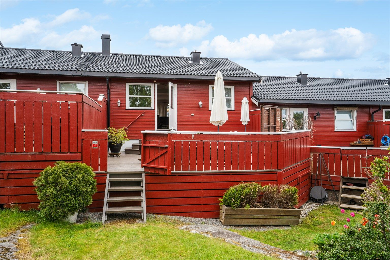 Et innholdsrikt rekkehus over to plan med stor, utvidet terrasse og egen garasjeplass med elbillader.
Foto: EFKT
